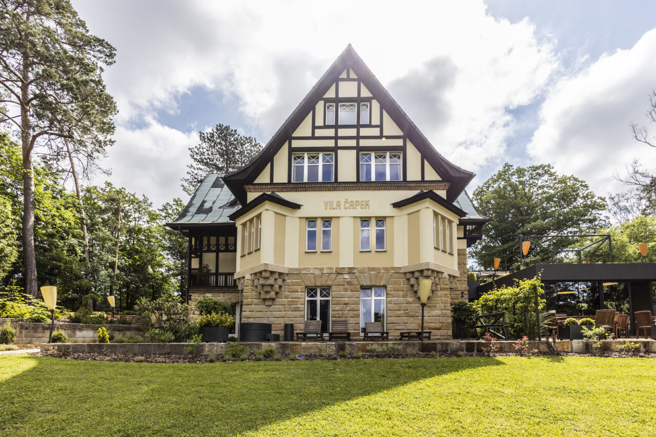 Soutěž s hodinkami ROBOT: Vyhrajte pobyt ve Vile Čapek a jízdu veteránem.